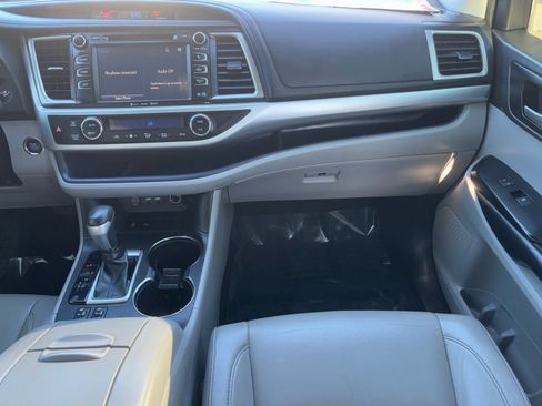 Certified 2019 Toyota Highlander FWD V6 image 18