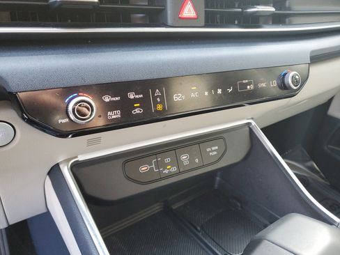 Certified 2025 Kia Carnival SX image 18