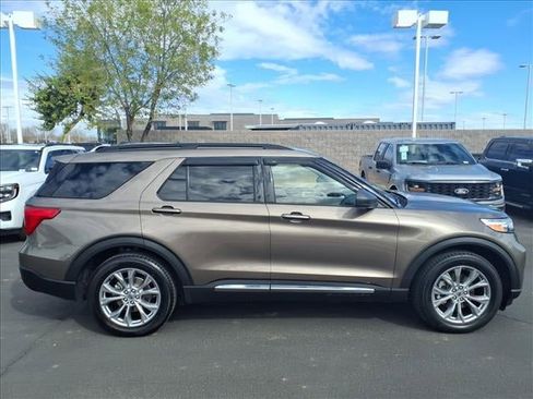 Certified 2021 Ford Explorer XLT w/ Equipment Group 202A image 3