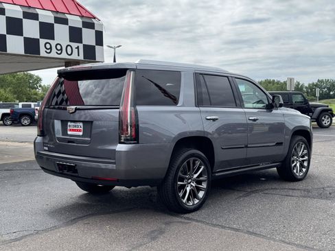 Used 2019 Cadillac Escalade Platinum w/ Escalade Sport Edition AWD/4WD image 7