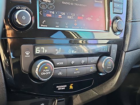 Used 2020 Nissan Rogue SV image 15