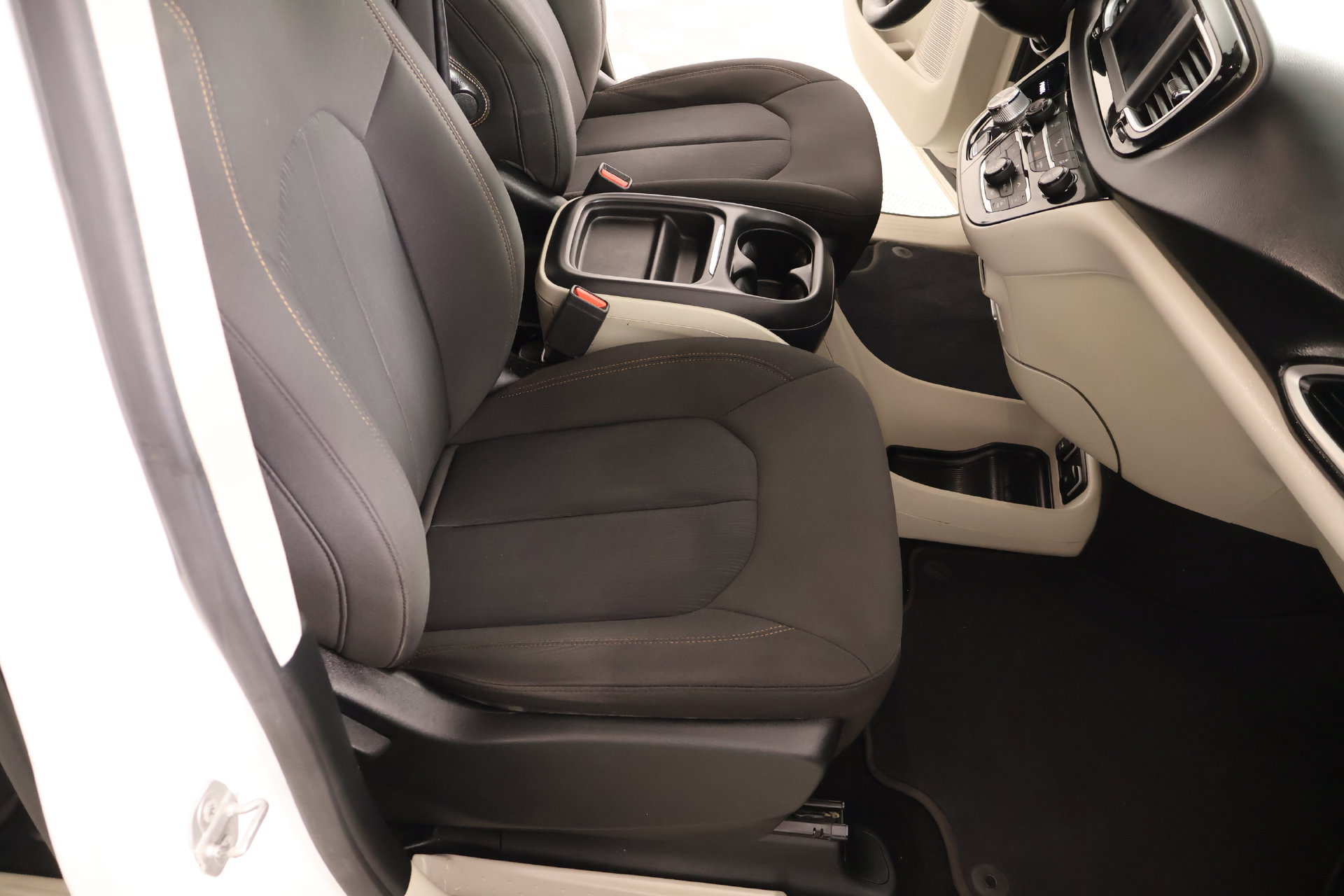 Used 2018 Chrysler Pacifica Touring Plus w/ Tire & Wheel Group FWD image 13