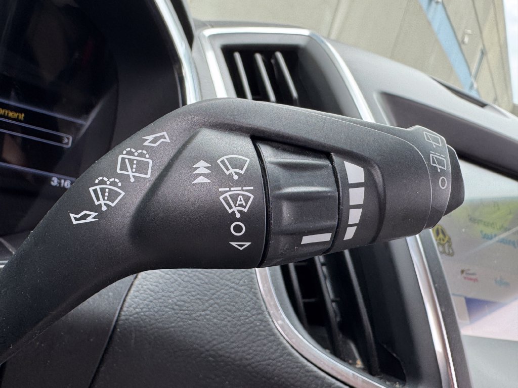 Used 2020 Ford Edge Titanium FWD image 12