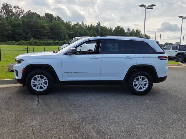 Used 2023 Jeep Grand Cherokee Laredo AWD/4WD image 4