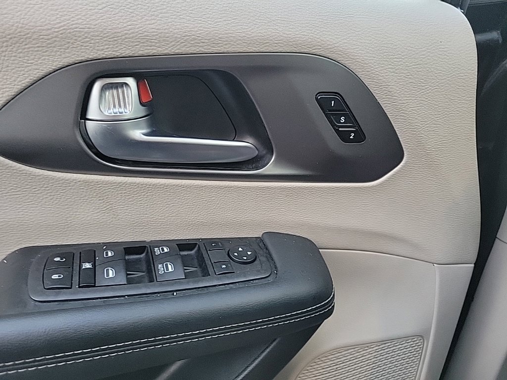 Used 2023 Chrysler Pacifica Touring-L FWD image 11