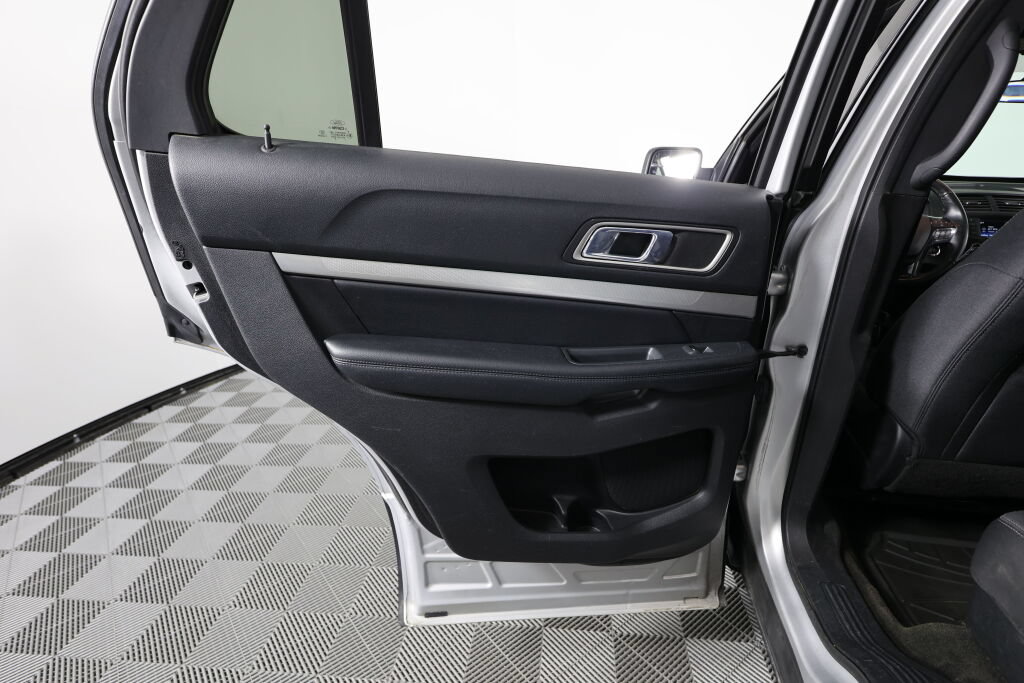 Used 2017 Ford Explorer XLT AWD/4WD image 16