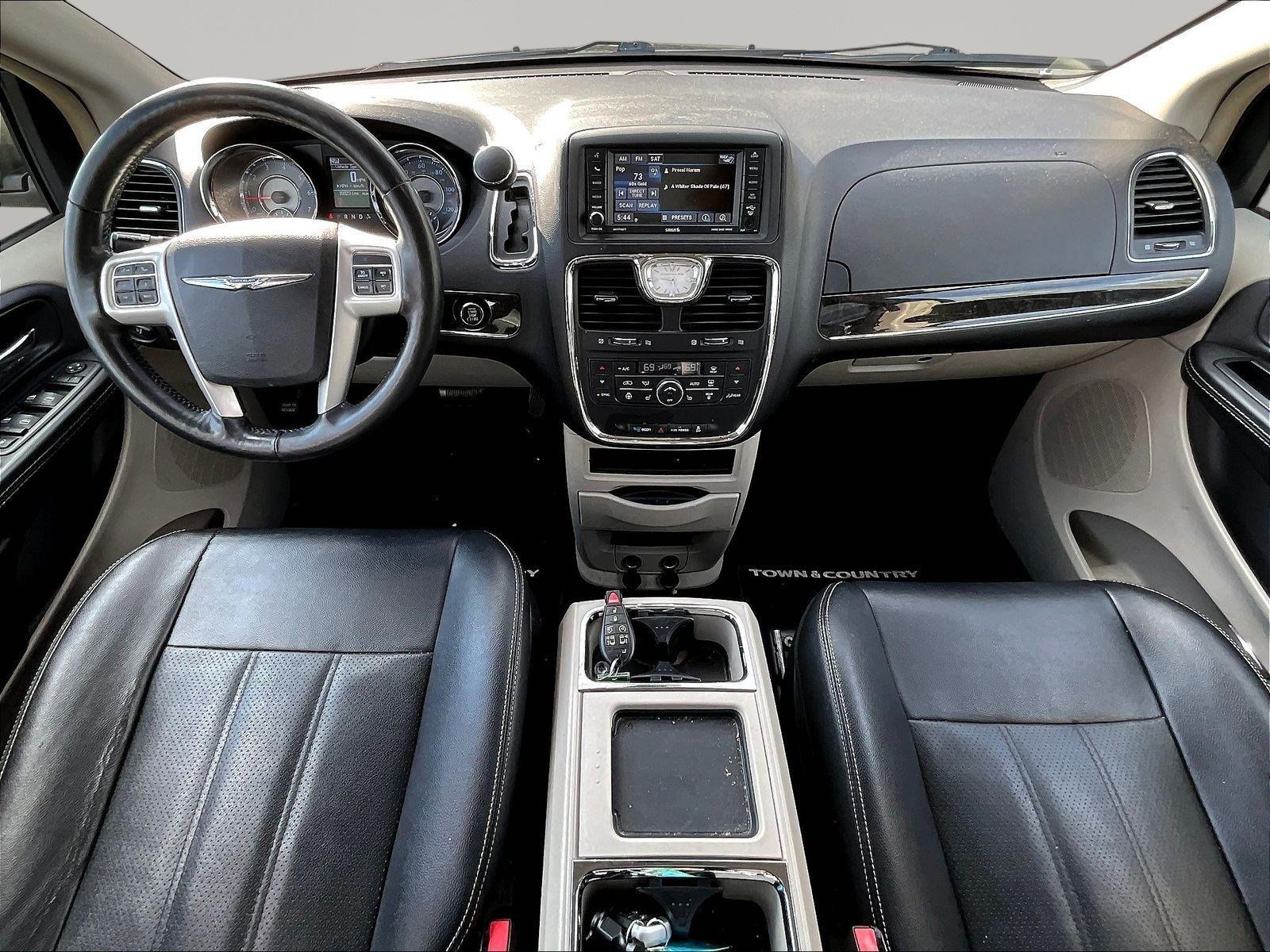 Used 2015 Chrysler Town & Country Touring-L w/ Driver Convenience Group FWD image 7