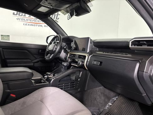 Used 2025 Toyota Tacoma SR5 AWD/4WD image 30