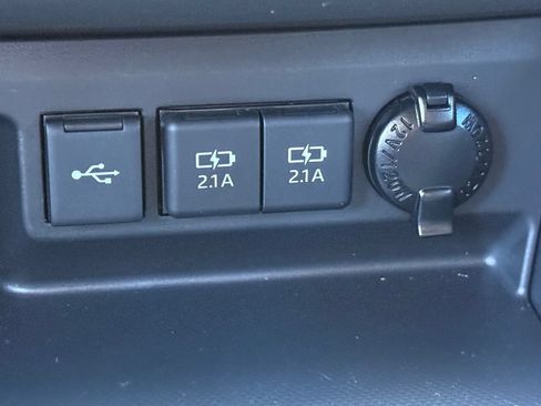 Used 2021 Toyota Highlander LE AWD/4WD image 28