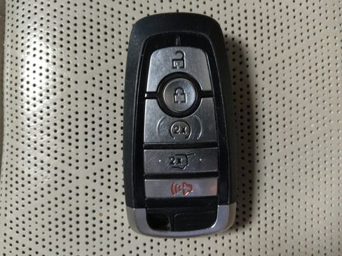 Used 2020 Ford Explorer Platinum w/ Premium Technology Package image 32