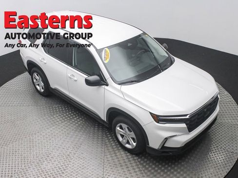 Used 2023 Honda Pilot LX image 3