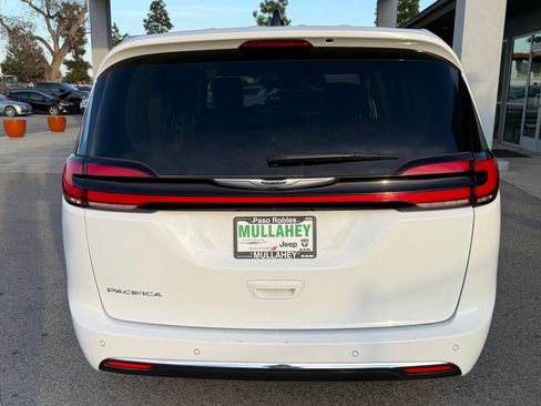 Used 2023 Chrysler Pacifica Touring-L image 5