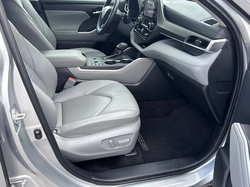 Used 2023 Toyota Highlander XLE FWD image 13