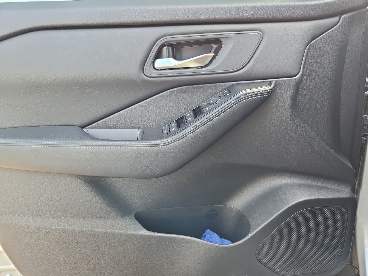 Used 2025 Nissan Rogue SV AWD/4WD image 18