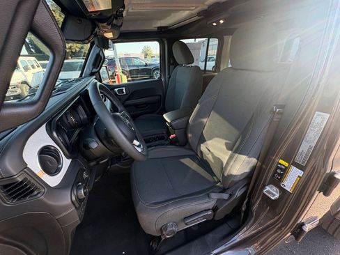 Used 2025 Jeep Wrangler Unlimited Sahara AWD/4WD image 36