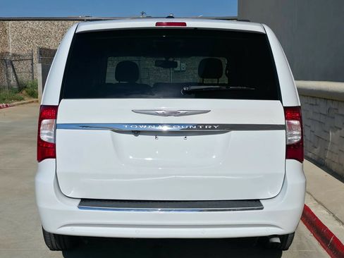 Used 2014 Chrysler Town & Country Touring-L w/ Driver Convenience Group FWD image 4