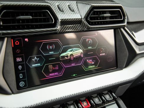 Used 2025 Lamborghini Urus SE image 30