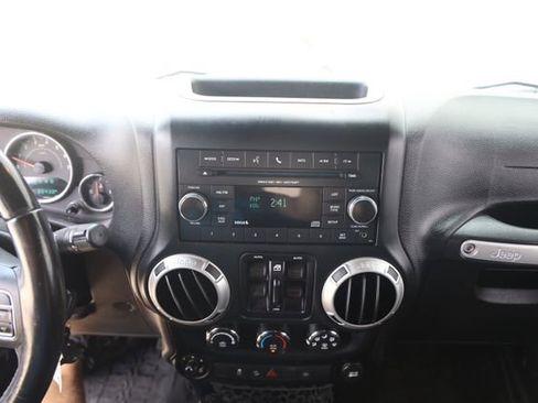 Used 2016 Jeep Wrangler Unlimited Rubicon w/ Connectivity Group AWD/4WD image 16