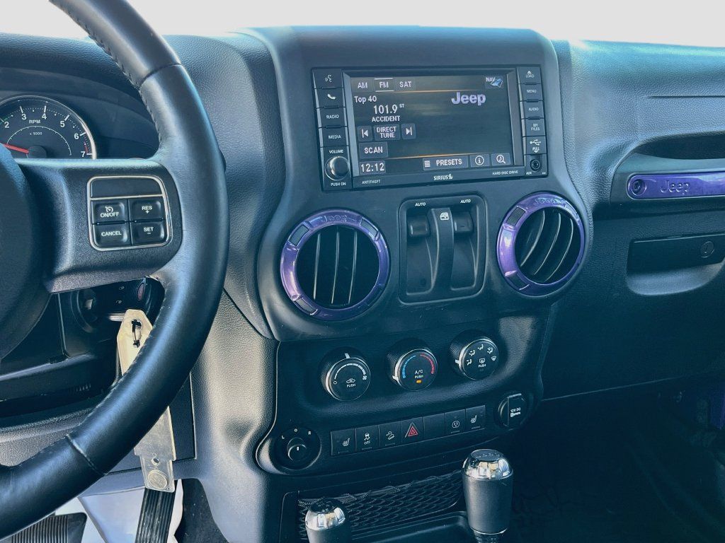 Used 2018 Jeep Wrangler Sahara w/ Connectivity Group AWD/4WD image 12
