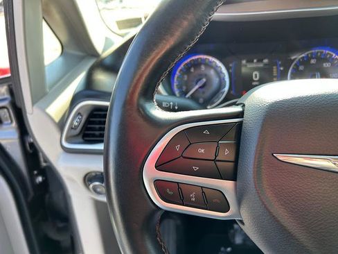 Certified 2018 Chrysler Pacifica Touring-L image 16