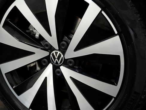 Used 2022 Volkswagen Taos SE w/ Panoramic Sunroof Package image 11