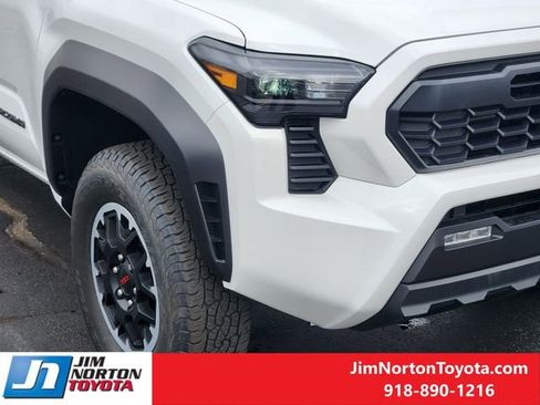 Used 2025 Toyota Tacoma TRD Off-Road image 9