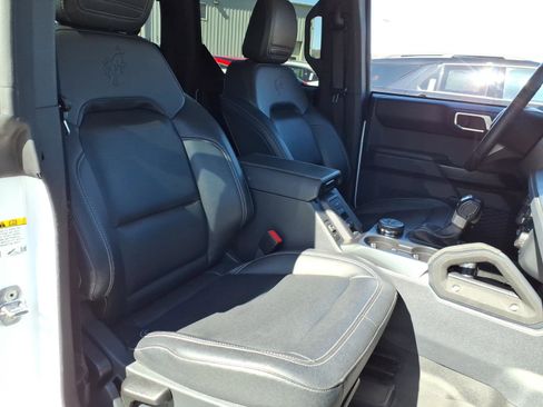Used 2025 Ford Bronco Badlands image 8