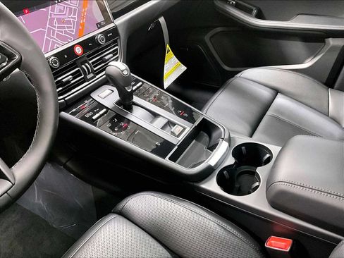 Used 2026 Porsche Macan AWD/4WD image 19