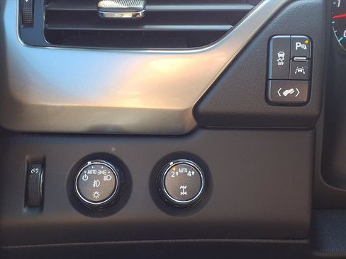 Used 2020 Chevrolet Suburban LT w/ Luxury Package image 11