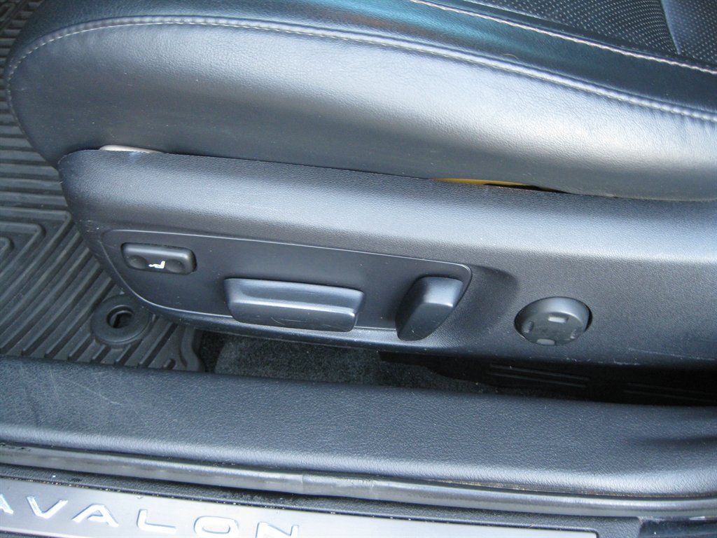 Used 2013 Toyota Avalon Limited FWD image 14