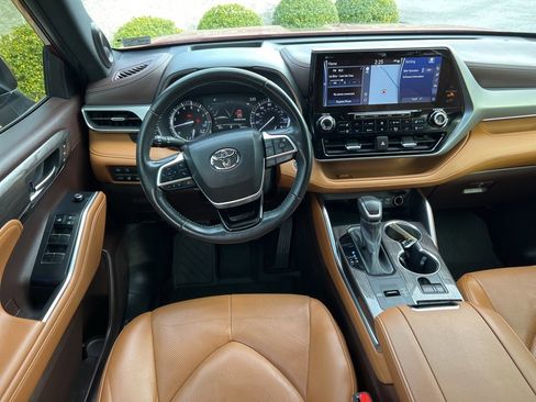 Used 2022 Toyota Highlander Platinum image 2