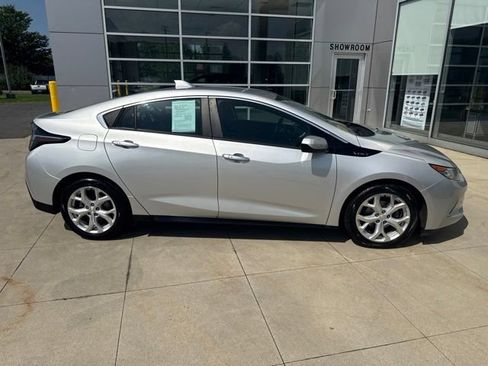 Used 2018 Chevrolet Volt Premier w/ Driver Confidence Package FWD image 8