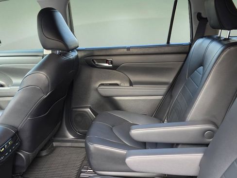 Used 2023 Toyota Highlander XLE image 15