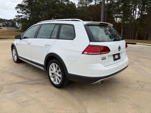 Used 2019 Volkswagen Golf Alltrack S image 3
