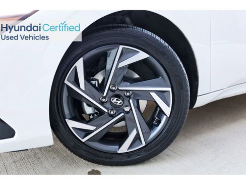 Certified 2025 Hyundai Elantra SEL image 33