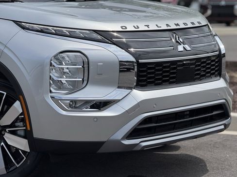 New 2025 Mitsubishi Outlander AWD image 3