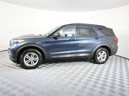 Used 2024 Ford Explorer XLT AWD/4WD image 2