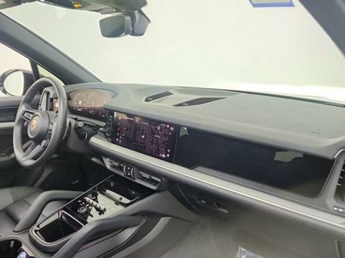 Used 2025 Porsche Cayenne w/ Premium Package image 20
