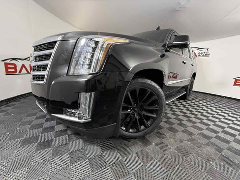 Used 2019 Cadillac Escalade Luxury image 3