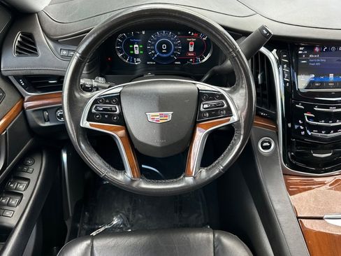 Used 2020 Cadillac Escalade Luxury w/ Escalade Sport Edition image 17