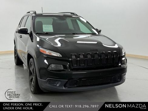 Used 2017 Jeep Cherokee Sport FWD image 4
