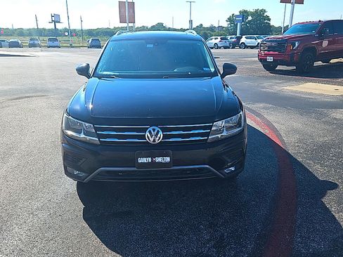 Used 2018 Volkswagen Tiguan SEL FWD image 2