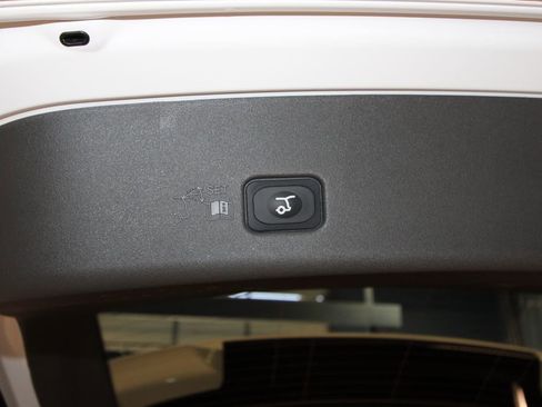 Used 2025 Lincoln Nautilus Premier image 40