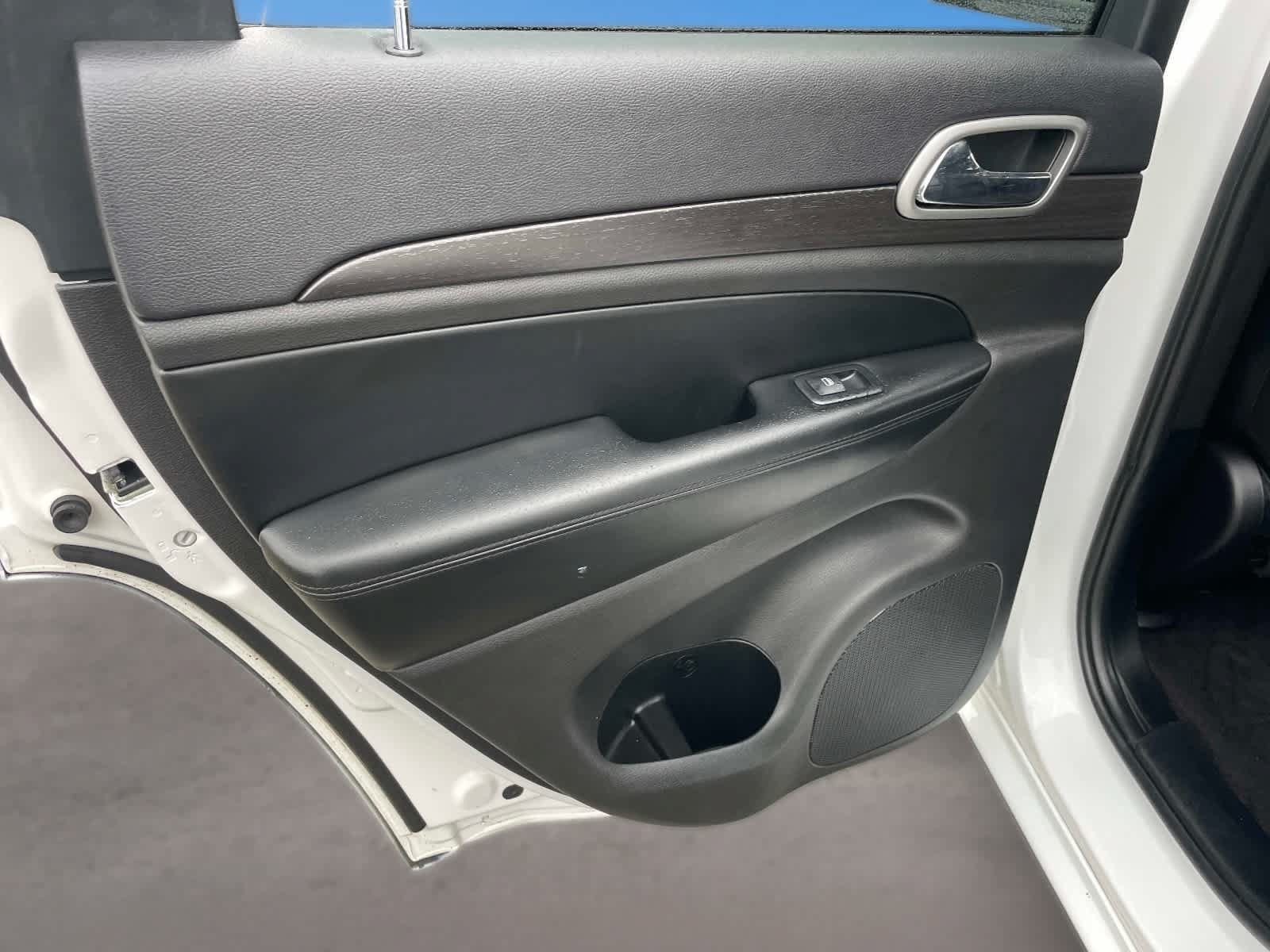 Used 2018 Jeep Grand Cherokee Altitude AWD/4WD image 17
