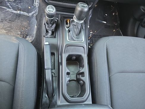 Used 2018 Jeep Wrangler Unlimited Sahara AWD/4WD image 27