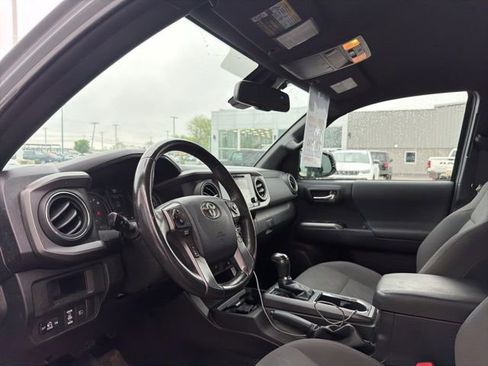 Used 2018 Toyota Tacoma TRD Sport AWD/4WD image 17