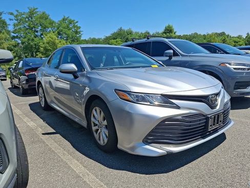 Used 2018 Toyota Camry LE FWD image 3