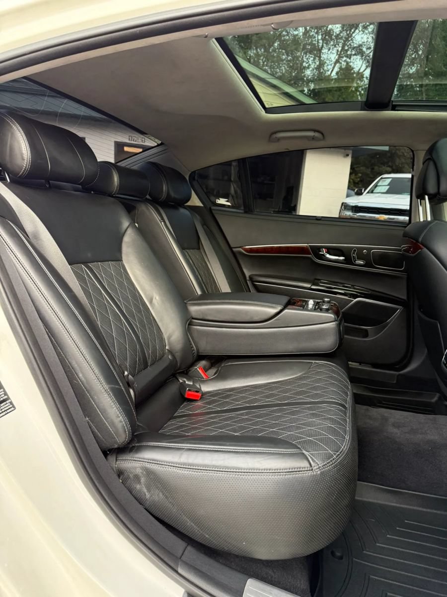 Used 2017 Kia K900 Luxury w/ VIP Plus Package RWD image 18