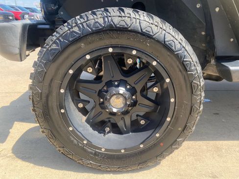 Used 2017 Jeep Wrangler Unlimited Sahara AWD/4WD image 9