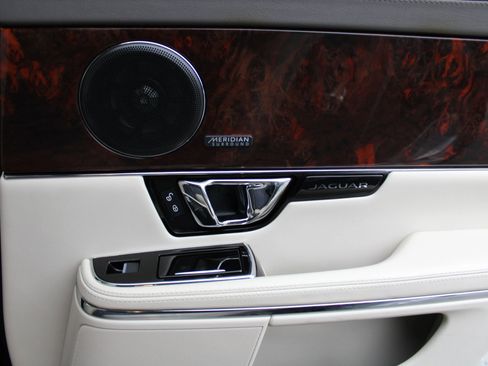 Used 2017 Jaguar XJ R-Sport image 22